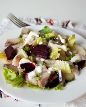 Салат с картофелем, свеклой и копченой скумбрией