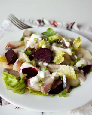 Салат с картофелем, свеклой и копченой скумбрией