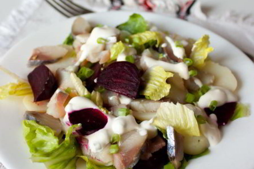 Рецепт салата с картофелем, свеклой и копченой скумбрией