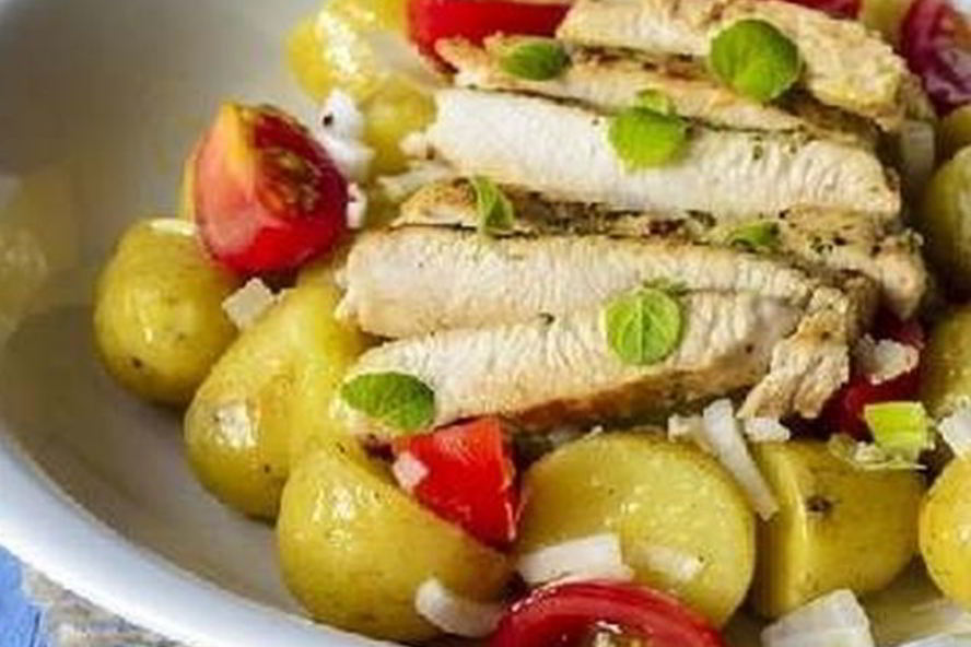 Рецепт салата с молодым картофелем и индейкой