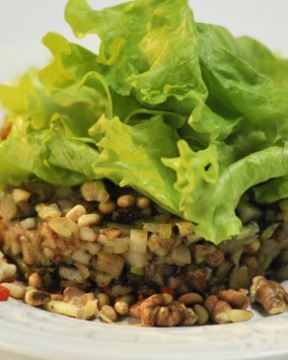 Теплый картофельный салат с орехами