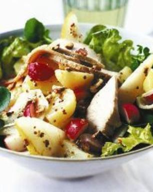 Теплый картофельный салат со свининой и имбирной заправкой