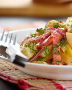 Украинский картофельный салат Буковина с копченой колбасой и консервированным перцем