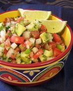 Мексиканский салат с авокадо, помидором и сладким перцем
