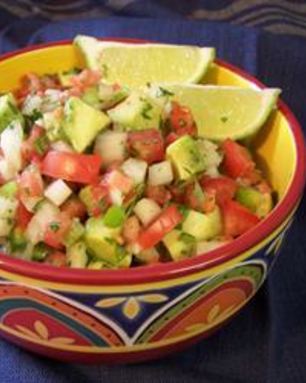 Мексиканский салат с авокадо, помидором и сладким перцем
