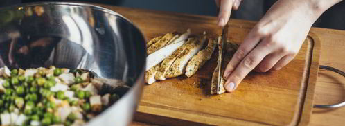 оливье с ароматной куриной грудкой. Шаг 7