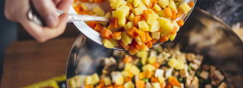 оливье с ароматной куриной грудкой. Шаг 8