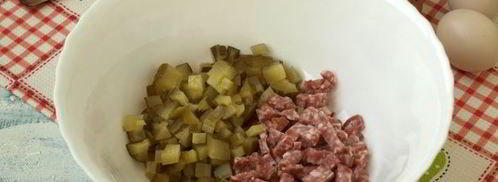 оливье с колбасой и корейской морковью. Шаг 3