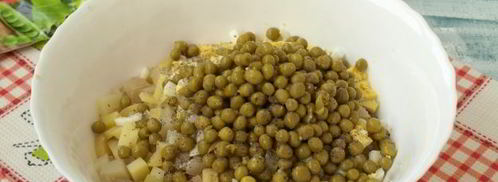 оливье с колбасой и корейской морковью. Шаг 6