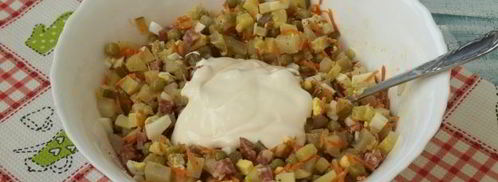 оливье с колбасой и корейской морковью. Шаг 7