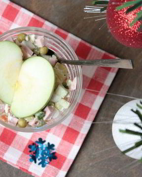 Оливье с зеленым яблоком