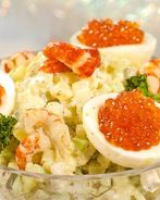 Салат оливье с икрой и раковыми шейками