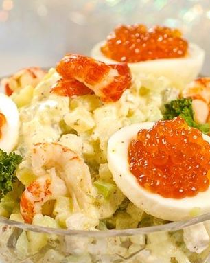 Салат оливье с икрой и раковыми шейками