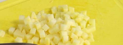 салат оливье с раковыми шейками. Шаг 3