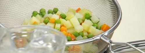 салат оливье с раковыми шейками. Шаг 5