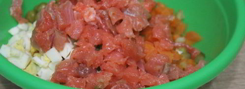 салат оливье с семгой и красной икрой. Шаг 3