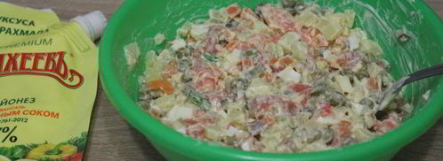 салат оливье с семгой и красной икрой. Шаг 5