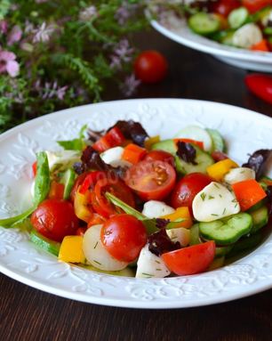 Овощной салат с моцареллой