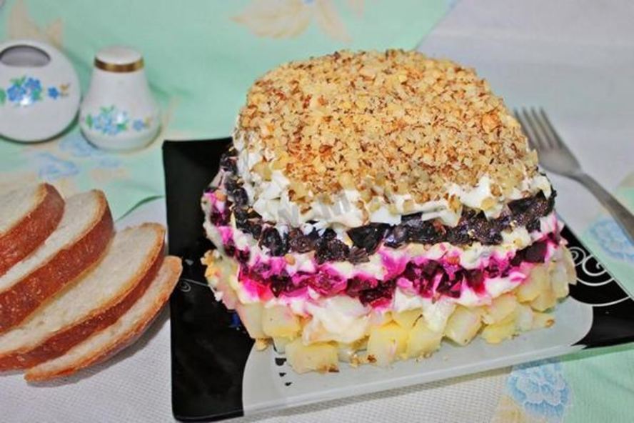 Рецепт салата графского с орехами и черносливом