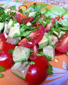 Салат из авокадо с помидорами черри