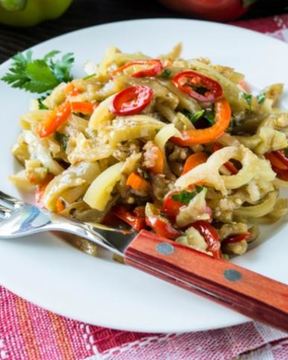 Салат из баклажанов со сладким перцем и чесноком