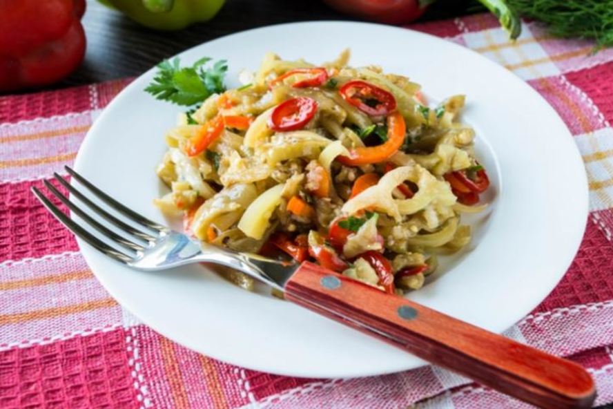 Рецепт салата из баклажанов со сладким перцем и чесноком