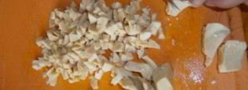 салат из консервированных кальмаров и шампиньонов. Шаг 2