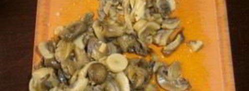 салат из консервированных кальмаров и шампиньонов. Шаг 3