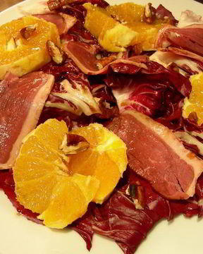 Салат из красного цикория, копченой утиной грудки, апельсинов и орехов
