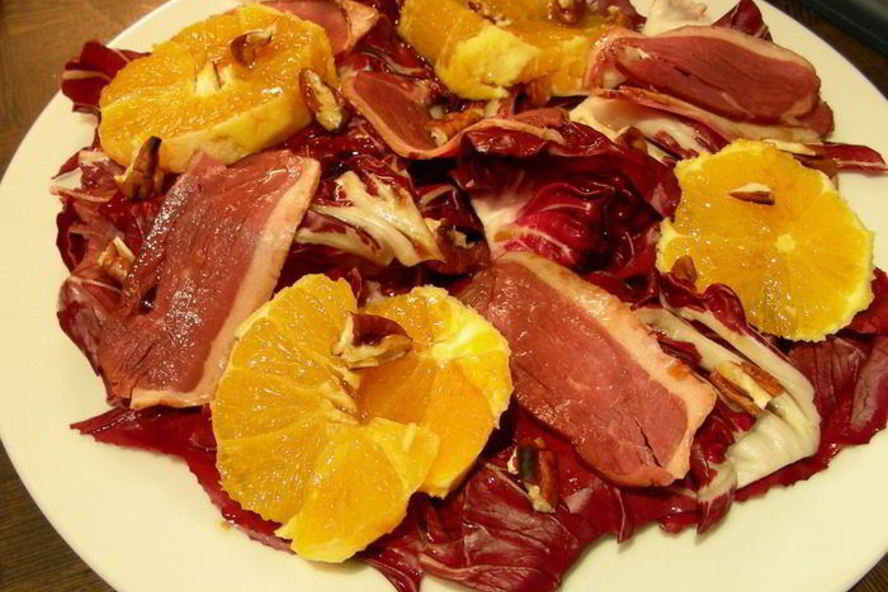 Рецепт салата из красного цикория, копченой утиной грудки, апельсинов и орехов