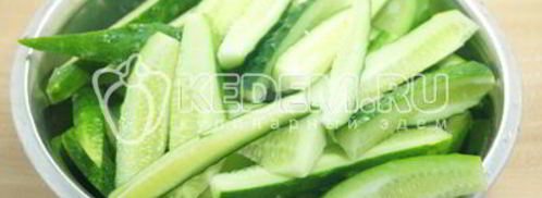 салат из огурцов пальчики оближешь. Шаг 2