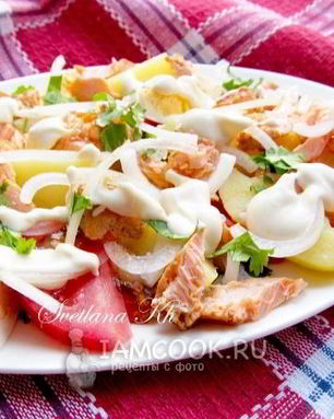 Салат из семги с помидорами