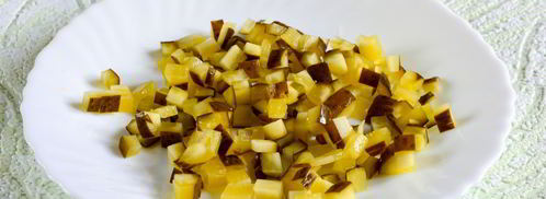 салат московский с копченой колбасой. Шаг 3