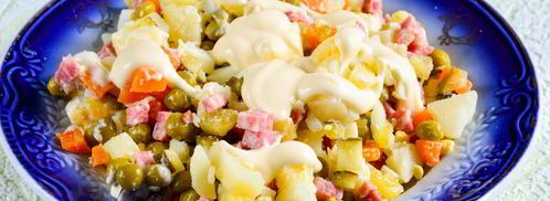 салат московский с копченой колбасой. Шаг 8