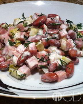 Салат Обжорка с фасолью и копченой колбасой