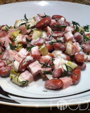 Салат Обжорка с фасолью и копченой колбасой