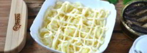 салат шпроты под шубой. Шаг 2