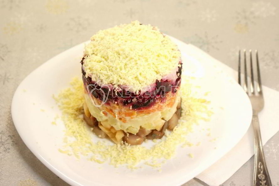 Рецепт селедки под шубой в сервировочном кольце