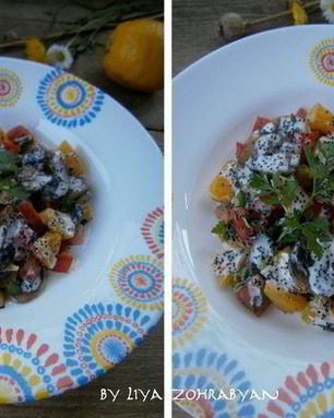 Салат с апельсином, грибами, помидором и маковым соусом