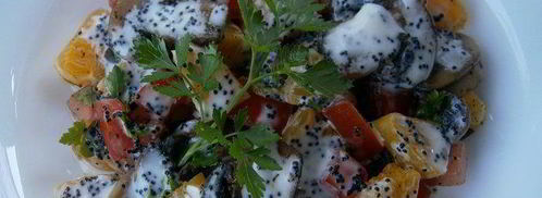 салат с апельсином, грибами, помидором и маковым соусом. Шаг 4