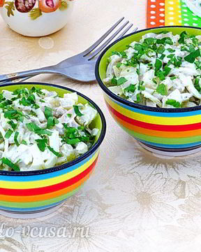 Салат с кальмарами и солеными грибами