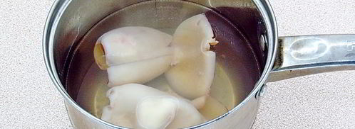 салат с кальмарами и солеными грибами. Шаг 3