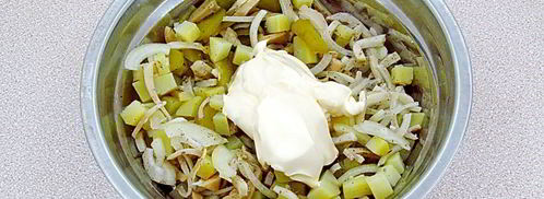 салат с кальмарами и солеными грибами. Шаг 8