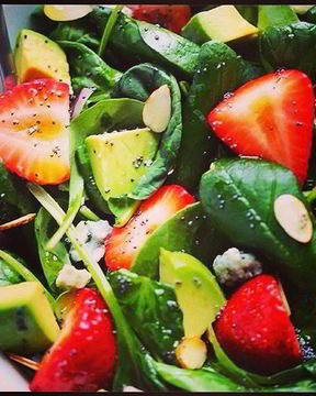 Салат с клубникой, авокадо и шпинатом