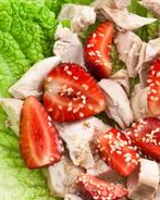 Салат с курицей, свежей клубникой и кунжутом