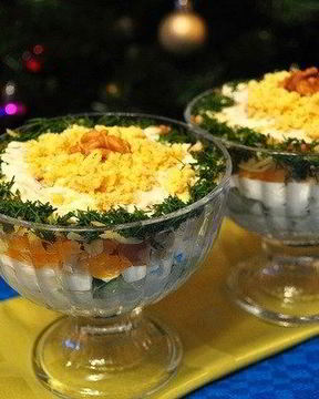 Салат с курицей в креманках