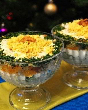 Салат с курицей в креманках