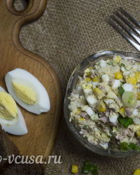 Салат с печенью трески и кукурузой