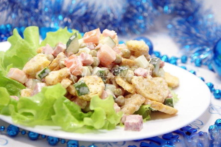 Рецепт салата с сухариками праздничный