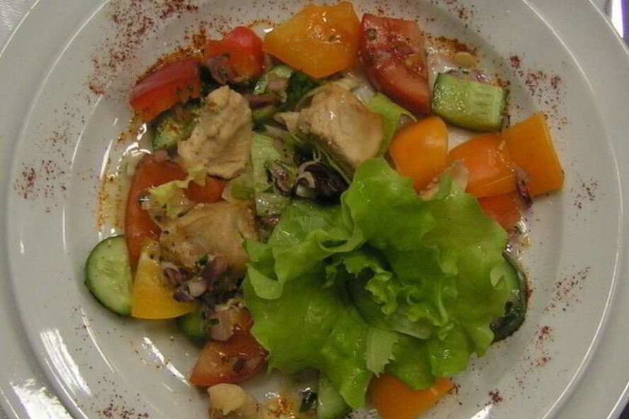 Рецепт салата с запеченной курицей и овощами